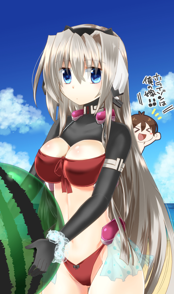 >_<, 1boy, 1girl, aoi_toori, ball, beach, beachball, bikini, blue_eyes, blue_sky, breasts, brown_hair, chibi, chibi_inset, cleavage, closed_mouth, cloud, commentary_request, cowboy_shot, day, hair_intakes, headphones, holding, holding_ball, horizon, horizon_ariadust, kanagi_tsumugi, kyoukaisenjou_no_horizon, large_breasts, long_hair, looking_at_viewer, ocean, open_mouth, outdoors, red_bikini, short_hair, shrug_(clothing), silver_hair, sky, swimsuit, translation_request, water