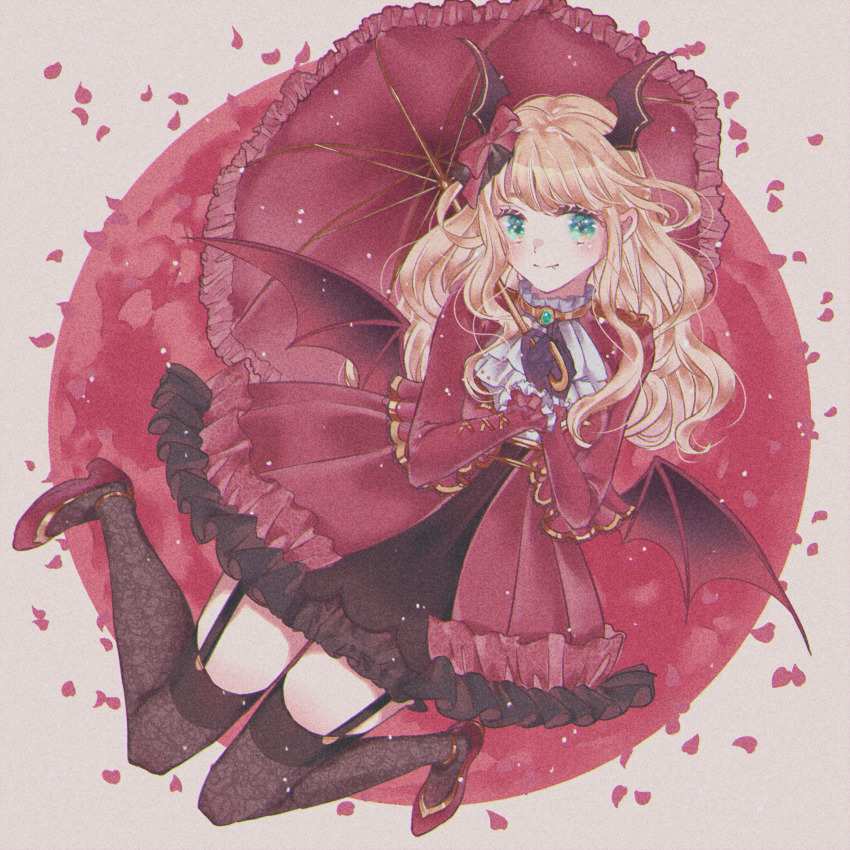 1girl, ascot, bat_wings, blonde_hair, bow, brown_thighhighs, chromatic_aberration, circle, closed_mouth, dress, fang, fang_out, floral_print, frilled_dress, frilled_shirt_collar, frilled_sleeves, frilled_umbrella, frills, full_body, garter_straps, gem, gold_trim, green_eyes, green_gem, grey_background, hair_bow, hair_ornament, hands_up, haruhana_aya, high_heels, highres, holding, holding_umbrella, knees_together_feet_apart, layered_dress, light_particles, lolita_fashion, long_hair, long_sleeves, looking_at_viewer, low_wings, official_alternate_costume, own_hands_together, petals, print_thighhighs, red_background, red_bow, red_dress, red_shoes, red_umbrella, red_wings, shoes, short_dress, shoujo_kageki_revue_starlight, shoujo_kageki_revue_starlight_-re_live-, sidelocks, sleeves_past_wrists, smile, solo, thighhighs, two-tone_background, umbrella, vampire, wavy_hair, white_ascot, wing_hair_ornament, wings, yumeoji_shiori