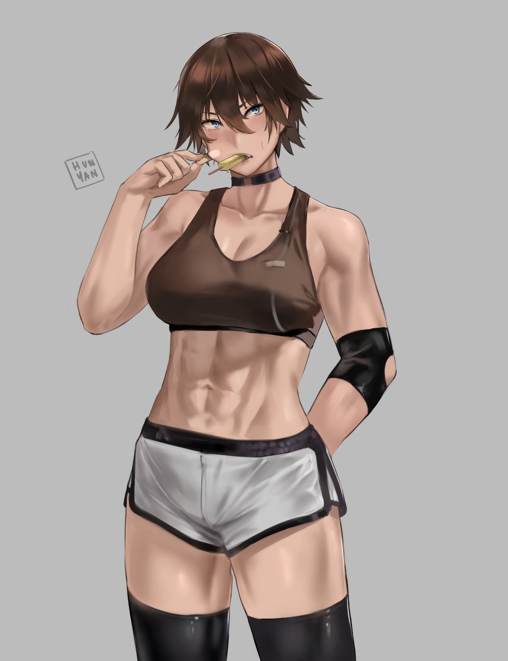 1girl, abs, arm_behind_back, bandaid, bandaid_on_face, bare_shoulders, black_choker, black_sports_bra, black_thighhighs, blue_eyes, breasts, brown_hair, choker, cleavage, cowboy_shot, grey_background, grey_shorts, hair_between_eyes, highres, hunyan, large_breasts, midriff, original, removing_bandaid, shadow, short_hair, shorts, sierra_(hunyan), simple_background, solo, sports_bra, tan, tanline, thighhighs
