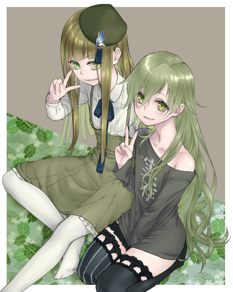 2boys, akaneya_(akaneya1484), asymmetrical_legwear, beret, cosplay, costume_switch, full_body, green_eyes, green_hair, green_headwear, green_legwear, green_shirt, gretel_(sinoalice), gretel_(sinoalice)_(cosplay), grey_background, grin, hair_between_eyes, hat, long_hair, long_sleeves, looking_at_viewer, mismatched_legwear, multiple_boys, open_mouth, pinocchio_(sinoalice), pinocchio_(sinoalice)_(cosplay), reality_arc_(sinoalice), seiza, shirt, simple_background, sinoalice, sitting, smile, teeth, thighhighs, trap, v, wavy_hair, white_legwear
