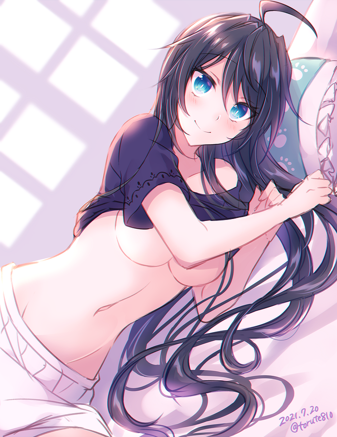 1girl, ahoge, black_hair, blue_eyes, breasts, clothes_lift, groin, kabocha_torute