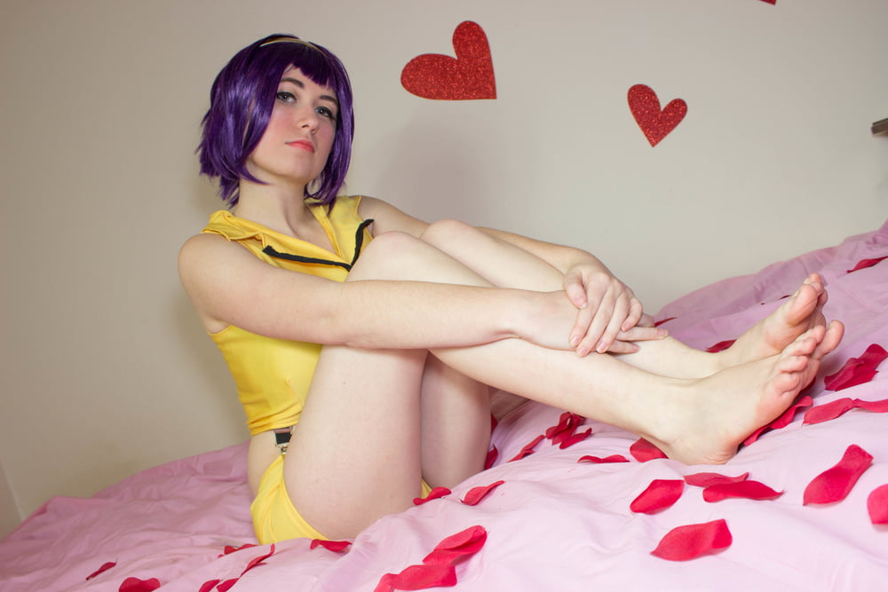 1girl, barefoot, cosplay, cowboy_bebop, faye_valentine, faye_valentine_(cosplay), photo_(medium), tagme