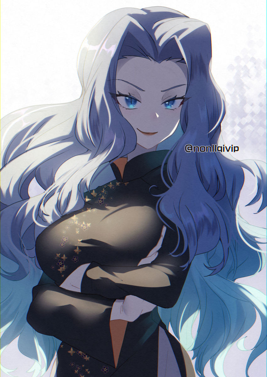 1girl, alternate_costume, arms_under_breasts, bad_id, bad_pixiv_id, blue_eyes, breasts, closed_mouth, commentary_request, elite_four, eyelashes, eyeshadow, grey_hair, highres, karen_(pokemon), long_hair, long_sleeves, looking_at_viewer, makeup, nintendo, pokemon, pokemon_heartgold_and_soulsilver, smile, solo, upper_body, yamanashi_taiki