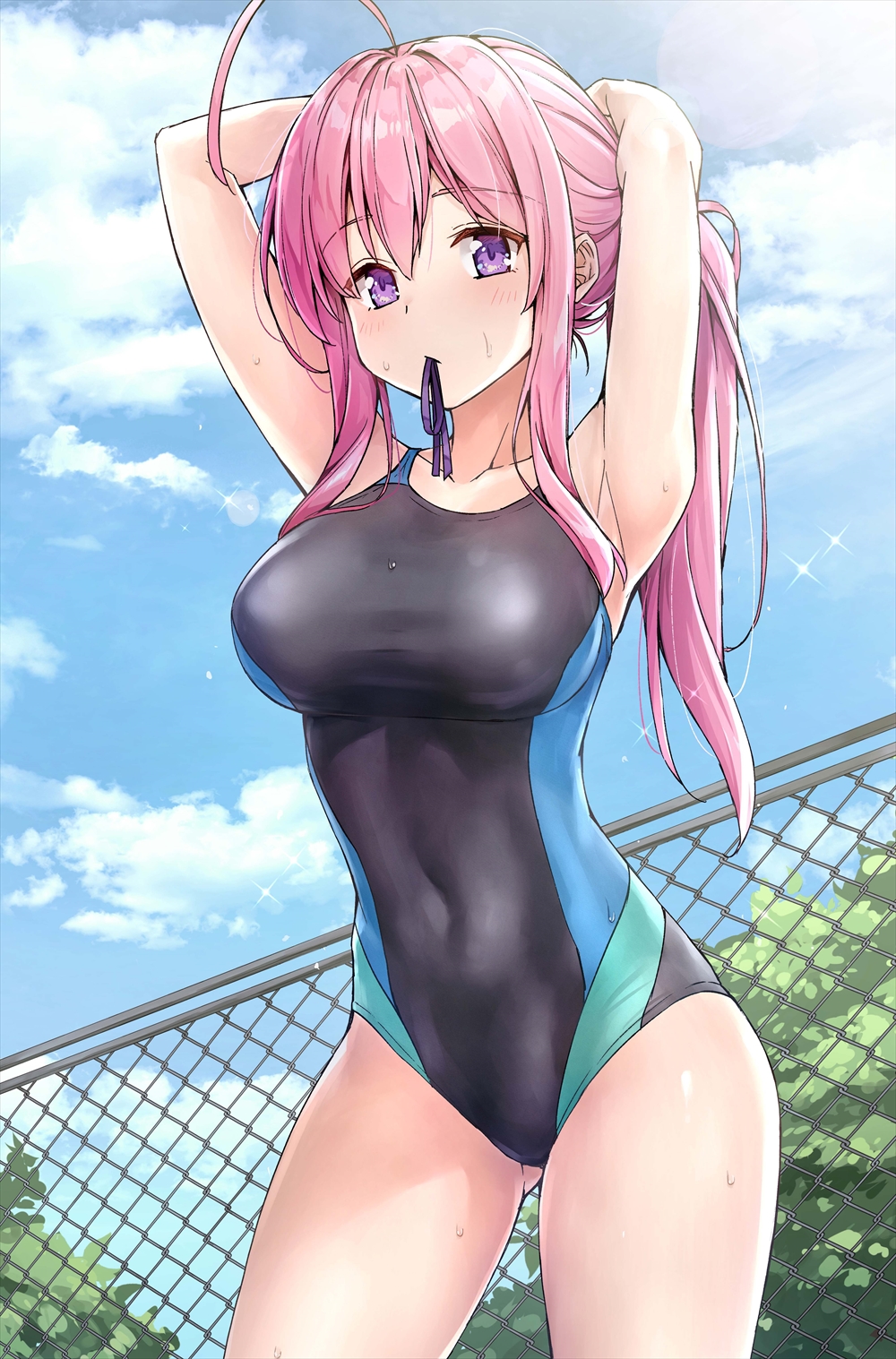 1girl, ahoge, armpits, arms_up, bare_arms, bare_shoulders, bellybutton_visible_through_clothes, black_one-piece_swimsuit, blue_one-piece_swimsuit, blue_ribbon, blue_sky, blush, breasts, chain-link_fence, collarbone, competition_swimsuit, covered_navel, cowboy_shot, day, fence, gluteal_fold, green_one-piece_swimsuit, hair_tie, hair_tie_in_mouth, highres, ideura_shizuri, koyuki_(kotatsu358), large_breasts, long_hair, looking_at_viewer, mouth_hold, multicolored_swimsuit, neet_de_otaku_na_kunoichi_to_naze_ka_dousei_hajimemashita, one-piece_swimsuit, outdoors, paid_reward_available, pink_hair, ponytail, purple_eyes, ribbon, school_swimsuit, sidelocks, sky, solo, swimsuit, thighs, tying_hair, water_drop