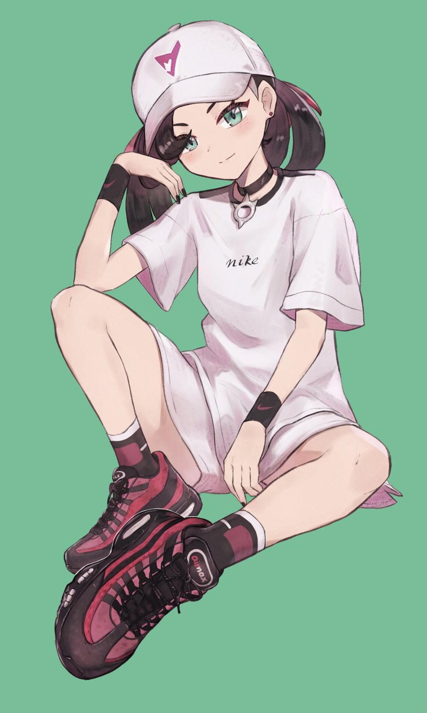 1girl, absurdres, air_max_95, alternate_costume, asymmetrical_bangs, baseball_cap, blush, closed_mouth, commentary, earrings, eyelashes, green_background, green_eyes, hat, highres, jewelry, looking_at_viewer, marnie_(pokemon), nike_(company), nintendo, odd_(hin_yari), pokemon, pokemon_sword_and_shield, shirt, shoes, short_sleeves, shorts, simple_background, sitting, smile, sneakers, solo, spread_legs, two_right_feet, white_hat, white_shirt, white_shorts