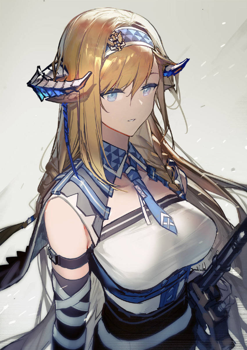 1girl, arknights, belt, blonde_hair, blue_eyes, breasts, dragon_girl, dragon_horns, headband, highres, holding, holding_sword, holding_weapon, horns, long_hair, looking_at_viewer, necktie, open_mouth, pointy_ears, saileach_(arknights), shirt, sleeveless, sleeveless_shirt, smile, solo, sword, upper_body, weapon, xiayehongming