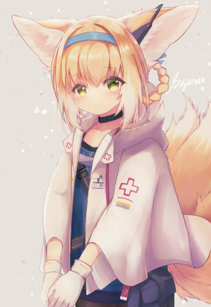 1girl, animal_ears, arknights, bad_id, bad_pixiv_id, blonde_hair, blue_hairband, chrocatz, closed_mouth, cosplay, fox_ears, fox_girl, fox_tail, gloves, green_eyes, hairband, highres, infection_monitor_(arknights), jacket, multiple_tails, solo, sussurro_(arknights), sussurro_(arknights)_(cosplay), suzuran_(arknights), tail, white_gloves, white_jacket