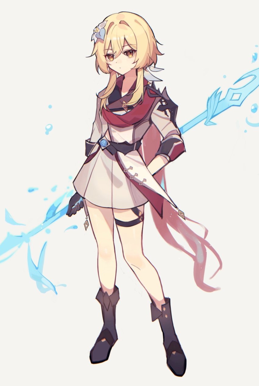 1girl, adapted_costume, black_boots, black_gloves, blonde_hair, boots, commentary, cosplay, feather_hair_ornament, feathers, flower, full_body, genshin_impact, gloves, grey_background, grey_shirt, grey_skirt, hair_flower, hair_ornament, hand_on_own_hip, highres, holding, holding_polearm, holding_weapon, lumine_(genshin_impact), pleated_skirt, polearm, red_scarf, reido_0723, scarf, shirt, short_hair_with_long_locks, sidelocks, simple_background, skirt, solo, standing, tartaglia_(genshin_impact), tartaglia_(genshin_impact)_(cosplay), vision_(genshin_impact), water, weapon, white_flower, yellow_eyes