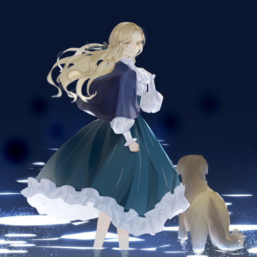 1girl, absurdres, audrey_hall, bare_legs, blonde_hair, cape, chinese_commentary, commentary_request, dated, dog, dress, golden_retriever, green_dress, green_eyes, hand_on_own_chest, highres, long_hair, looking_at_viewer, looking_back, lord_of_the_mysteries, moychi, ocean, reflection, reflective_liquid, ribbon, signature, susie_(lord_of_the_mysteries), water, white_neckwear