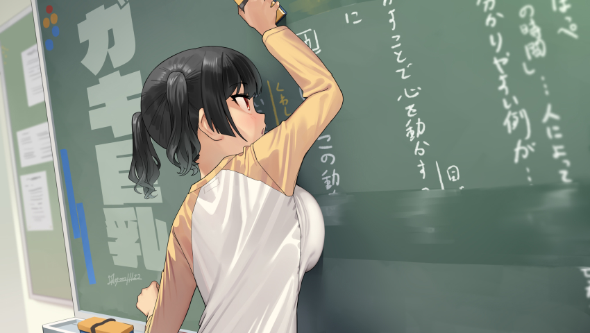 1girl, arm_up, board_eraser, breast_press, breasts, chalkboard, commentary_request, convenient_breasts, copyright_name, from_side, gaki_kyonyuu, highres, kaedeko_(kaedelic), large_breasts, long_sleeves, oppai_loli, original, raglan_sleeves, red_eyes, sasaki_kanna, shirt, short_hair, signature, smudge, solo, translation_request, twintails, upper_body