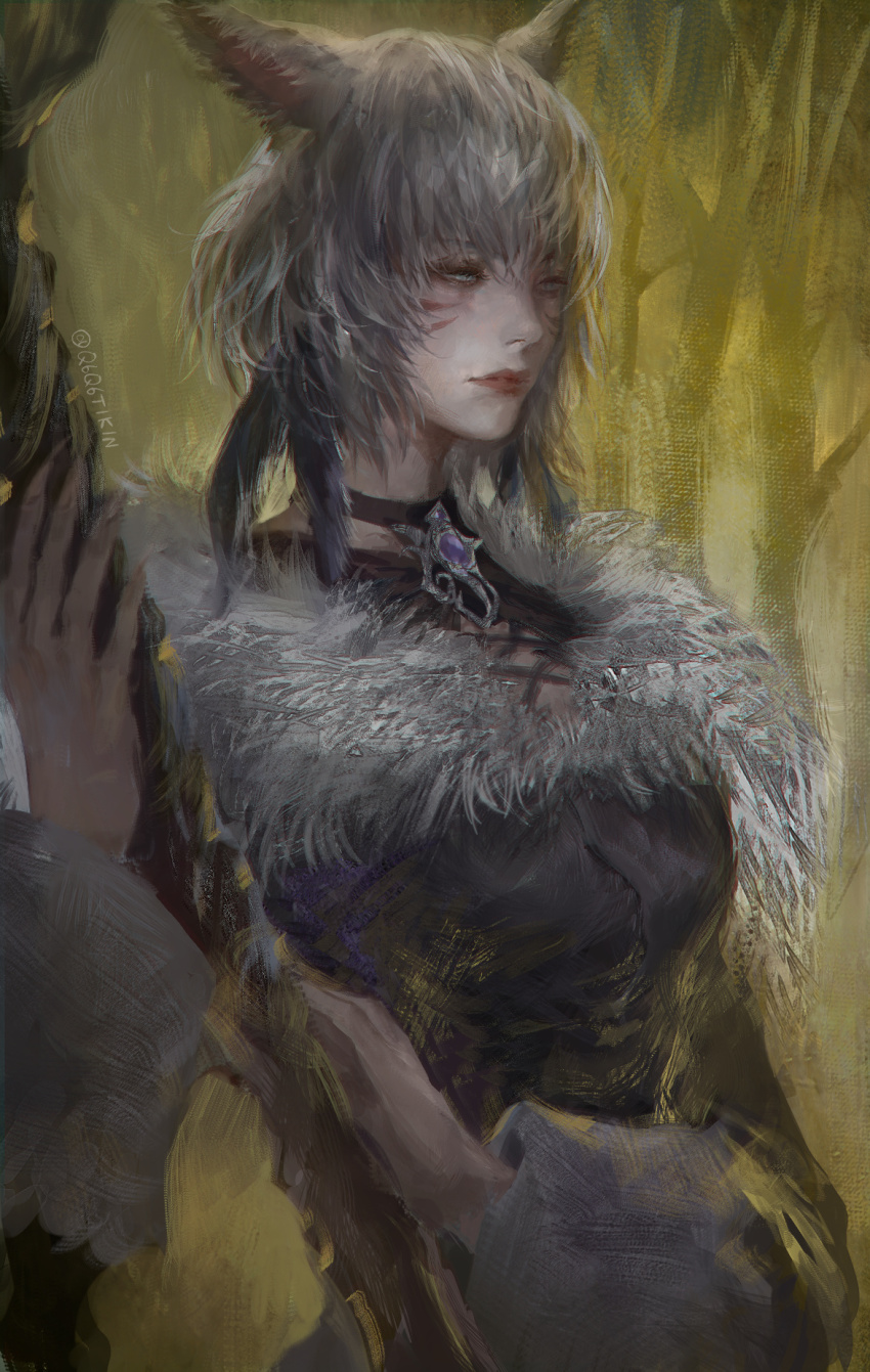 1girl, animal_ears, black_choker, black_dress, brooch, cat_ears, choker, dress, earrings, facial_mark, feather_earrings, feathers, final_fantasy, final_fantasy_xiv, fingernails, fur-trimmed_dress, fur_trim, green_background, grey_eyes, grey_hair, half-closed_eyes, highres, holding, holding_staff, jewelry, long_sleeves, looking_away, miqo'te, painterly, q6q6tikin, sharp_fingernails, short_hair, solo, staff, standing, twitter_username, upper_body, y'shtola_rhul