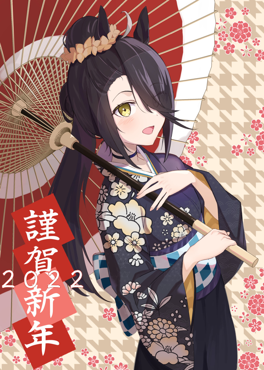 1girl, 2022, absurdres, ahoge, alternate_hairstyle, animal_ears, asymmetrical_bangs, black_hair, black_kimono, blush, choker, eyes_visible_through_hair, floral_print, hair_bun, hair_over_one_eye, hand_on_own_chest, highres, holding, holding_umbrella, horse_ears, houndstooth, houndstooth_background, japanese_clothes, kimono, long_hair, looking_at_viewer, manhattan_cafe_(umamusume), obi, oil-paper_umbrella, open_mouth, ponytail, sash, single_hair_bun, smile, solo, umamusume, umbrella, wide_sleeves, ya.yu., yellow_eyes, yukata