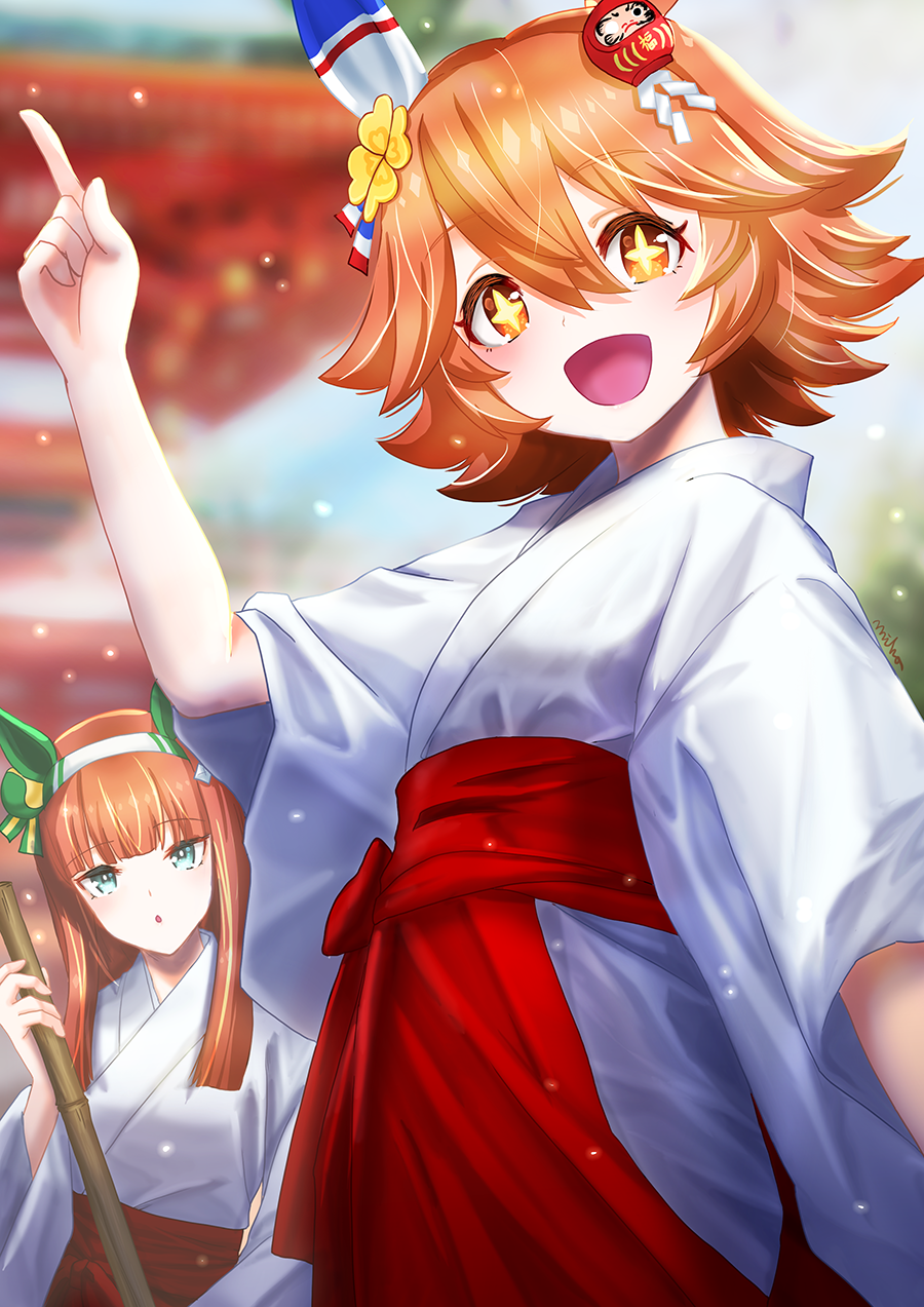 +_+, 2girls, :o, alternate_costume, blurry, blurry_background, broom, clover_hair_ornament, commentary_request, daruma_doll, green_eyes, hair_ornament, hairband, hand_up, highres, holding, holding_broom, index_finger_raised, japanese_clothes, kimono, looking_at_viewer, matikanefukukitaru_(umamusume), miko, multiple_girls, open_mouth, orange_eyes, orange_hair, otono_(bkt4b), short_hair, signature, silence_suzuka_(umamusume), smile, solo_focus, umamusume, white_kimono