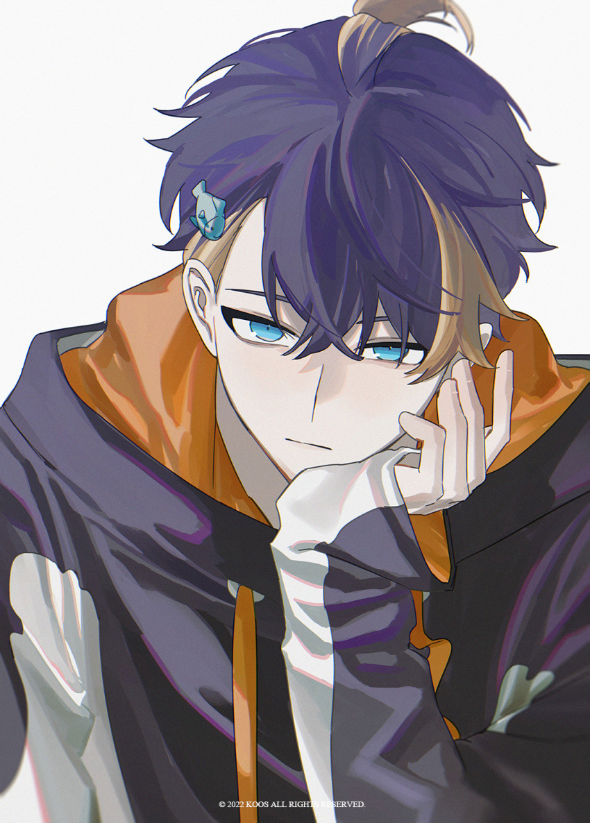1boy, black_hair, black_hoodie, blue_eyes, fish_hair_ornament, genderswap, genderswap_(ftm), hair_behind_ear, hair_ornament, hand_on_own_face, head_tilt, highres, hood, hoodie, k00s, leaning_forward, long_sleeves, looking_at_viewer, male_focus, nijisanji, nijisanji_en, orange_hair, peter_gurin, petra_gurin, sleeves_past_wrists, solo, two-tone_hoodie, virtual_youtuber, white_background, white_hoodie