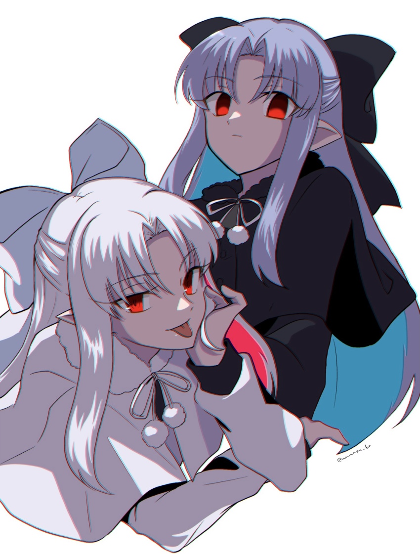 2girls, black_bow, black_capelet, blue_hair, bow, capelet, closed_mouth, fur-trimmed_capelet, fur_trim, hair_between_eyes, hair_bow, head_rest, highres, len_(tsukihime), long_hair, long_sleeves, looking_at_viewer, multicolored_hair, multiple_girls, nanase_hr, neck_ribbon, pointy_ears, red_eyes, red_hair, ribbon, silver_hair, simple_background, tongue, tongue_out, tsukihime, twitter_username, two-tone_hair, upper_body, very_long_hair, white_background, white_bow, white_capelet, white_len_(tsukihime), white_ribbon