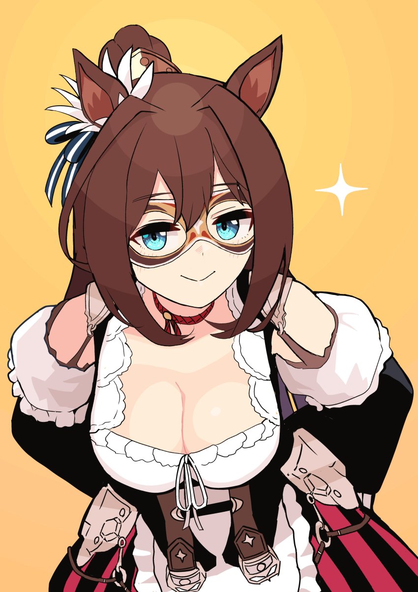 1girl, absurdres, animal_ears, blue_eyes, breasts, brown_hair, cleavage, cosplay, domino_mask, eishin_flash_(umamusume), eishin_flash_(umamusume)_(cosplay), el_condor_pasa_(umamusume), eye_mask, hair_between_eyes, hands_on_own_hips, highres, horse_ears, horse_girl, large_breasts, leaning_forward, long_hair, looking_at_viewer, mask, petoka, ponytail, simple_background, smile, solo, umamusume, upper_body, yellow_background