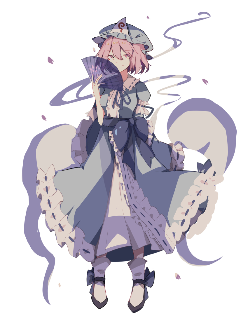 1girl, \||/, black_shoes, blue_bow, blue_hat, blue_kimono, blue_ribbon, bow, closed_mouth, frilled_kimono, frilled_sleeves, frills, full_body, ghost, hand_fan, hat, highres, holding, holding_fan, japanese_clothes, kimono, long_sleeves, looking_at_viewer, medium_hair, mob_cap, neck_ribbon, obi, pink_eyes, pink_hair, ribbon, saigyouji_yuyuko, sash, shoes, simple_background, sleeve_garter, smile, socks, solo, split_mouth, touhou, triangular_headpiece, waist_bow, white_background, white_socks, wide_sleeves, zhuanjia710, ||/