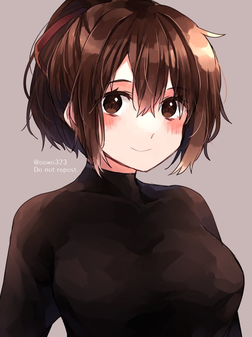 1girl, amot_211, black_shirt, blush, breasts, brown_eyes, brown_hair, grey_background