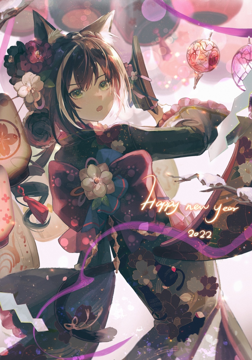 1girl, 2022, absurdres, animal_ear_fluff, animal_ears, back_bow, black_bow, black_hair, black_kimono, bow, cat_ears, cat_girl, cat_tail, cowboy_shot, floral_print, from_behind, green_eyes, hair_bun, happy_new_year, highres, holding, japanese_clothes, karyl_(new_year)_(princess_connect!), karyl_(princess_connect!), kimono, lantern, long_hair, long_sleeves, looking_at_viewer, looking_back, multicolored_hair, new_year, open_mouth, paper_lantern, princess_connect!, print_kimono, solo, streaked_hair, tail, tharsis_(392724022), white_hair