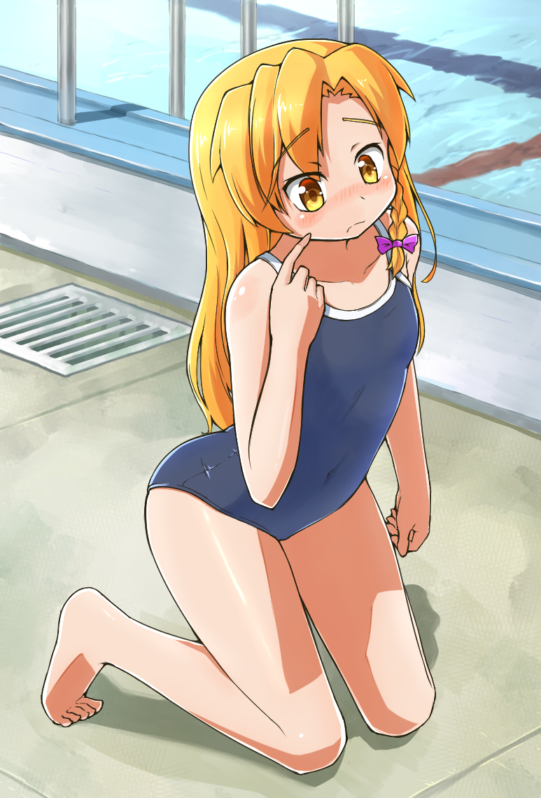 1boy, alternate_costume, barefoot, blonde_hair, blue_one-piece_swimsuit, blush, bow, braid, closed_mouth, commentary_request, cookie_(touhou), covered_navel, drain_(object), full_body, genderswap, genderswap_(ftm), grey_one-piece_swimsuit, kirisame_marisa, knb_(nicoseiga53198051), long_hair, male_focus, nose_blush, one-piece_swimsuit, pool, poolside, purple_bow, rei_(cookie), shiny_skin, short_hair, single_braid, solo, swimsuit, touhou, trap, water, yellow_eyes