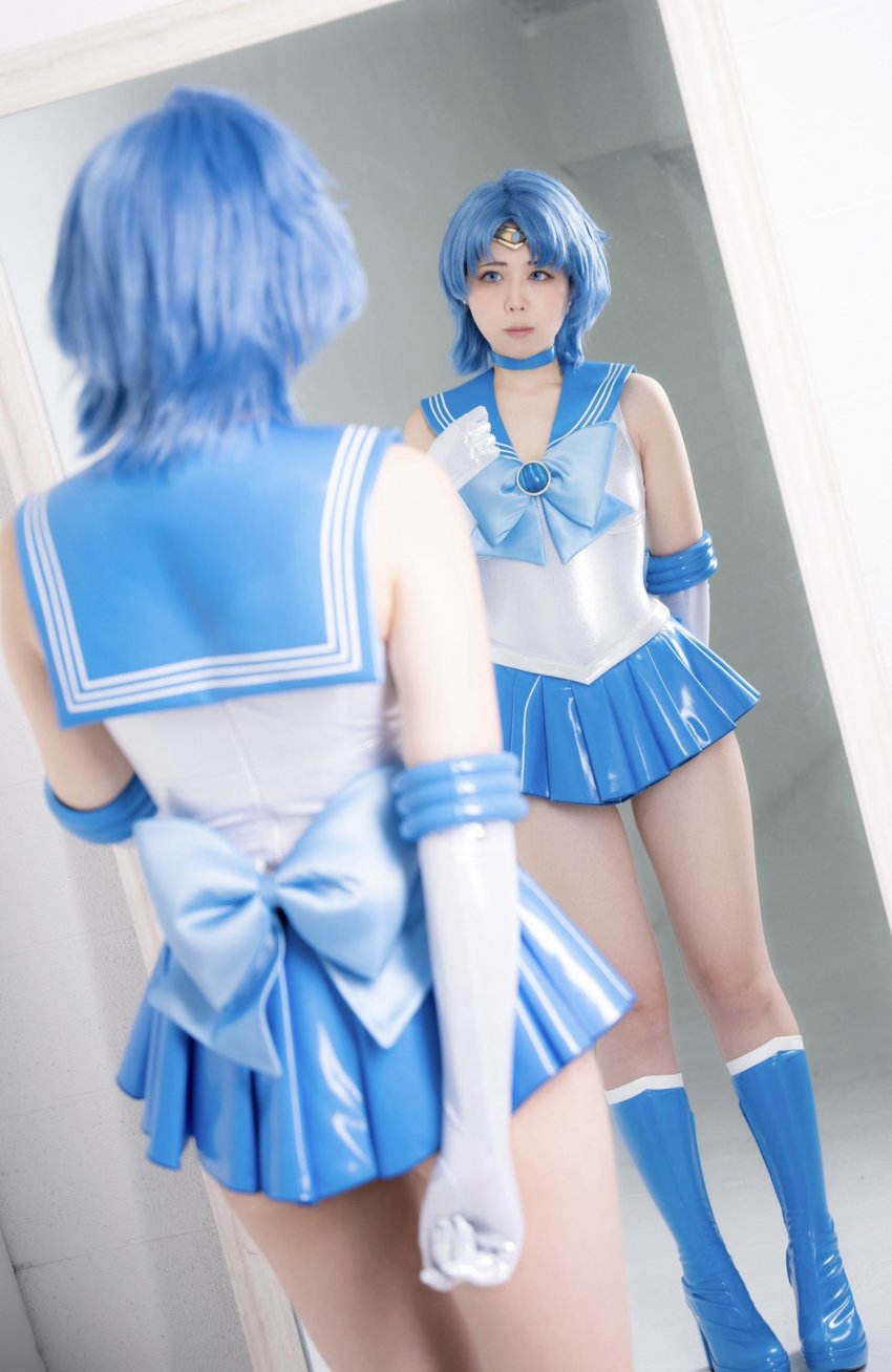 1girl, bare_shoulders, bishoujo_senshi_sailor_moon, blue_eyes, blue_hair, boots, cosplay, gloves, high_heels, highres, miniskirt, mirror, mizuno_ami, reflection, sailor_mercury, sailor_mercury_(cosplay), short_hair, skirt, sleeveless, toyosama0