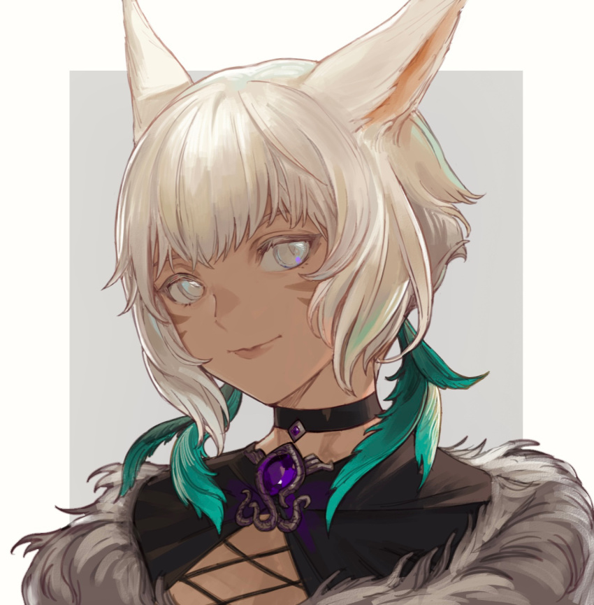 1girl, animal_ears, black_choker, border, brooch, bushi_shui_zi_ba, cat_ears, chinese_commentary, choker, commentary_request, facial_mark, feather_hair_ornament, feathers, final_fantasy, final_fantasy_xiv, fur_trim, gem, grey_background, grey_eyes, grey_hair, hair_ornament, highres, jewelry, looking_at_viewer, miqo'te, outside_border, portrait, purple_gem, short_hair, simple_background, slit_pupils, smile, solo, white_border, y'shtola_rhul