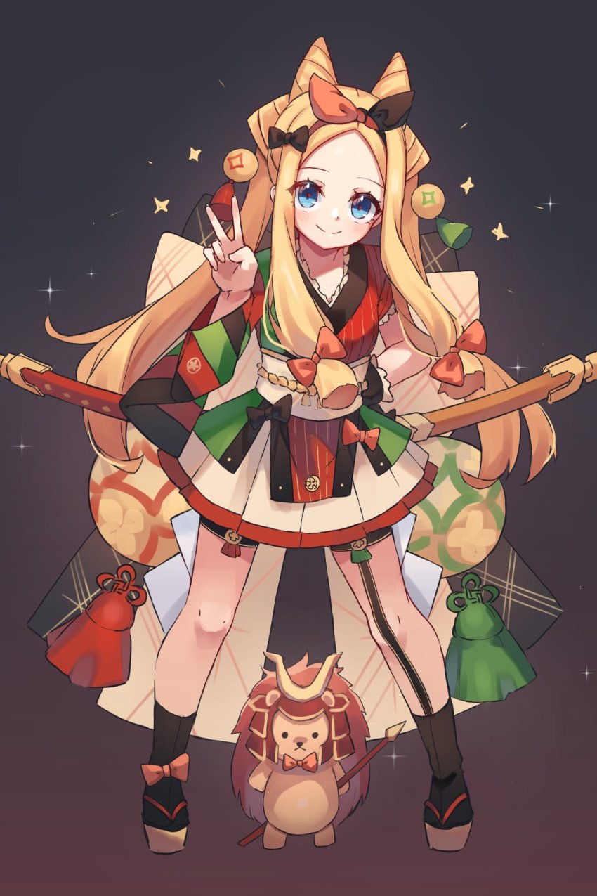 1girl, abigail_williams_(fate), black_bow, blonde_hair, blue_eyes, blush, bow, breasts, cosplay, fate/grand_order, fate_(series), forehead, full_body, hair_bow, hair_ornament, hair_ribbon, highres, izumo_no_okuni_(fate), izumo_no_okuni_(fate)_(cosplay), izumo_no_okuni_(third_ascension)_(fate), japanese_clothes, kimono, long_hair, long_sleeves, looking_at_viewer, miya_(miyaruta), multiple_bows, orange_bow, parted_bangs, ribbon, small_breasts, smile, solo, sphere_hair_ornament, stuffed_animal, stuffed_toy, teddy_bear, wide_sleeves, zanzaburou_(fate)