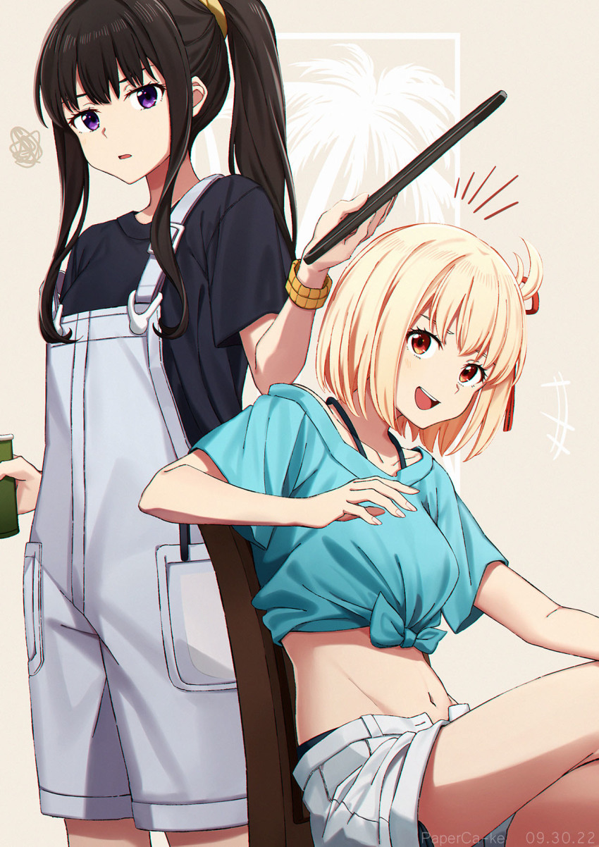 +++, 2girls, aqua_shirt, artist_name, black_hair, black_shirt, blonde_hair, bob_cut, chair, cup, dated, hair_ribbon, highres, holding, holding_cup, inoue_takina, long_hair, lycoris_recoil, midriff, multiple_girls, navel, nishikigi_chisato, notice_lines, open_mouth, overalls, paperca-ke, pen, ponytail, purple_eyes, red_eyes, red_ribbon, ribbon, shirt, shorts, sidelocks, sitting, squiggle, standing, thighs, tray, white_shorts, wristband