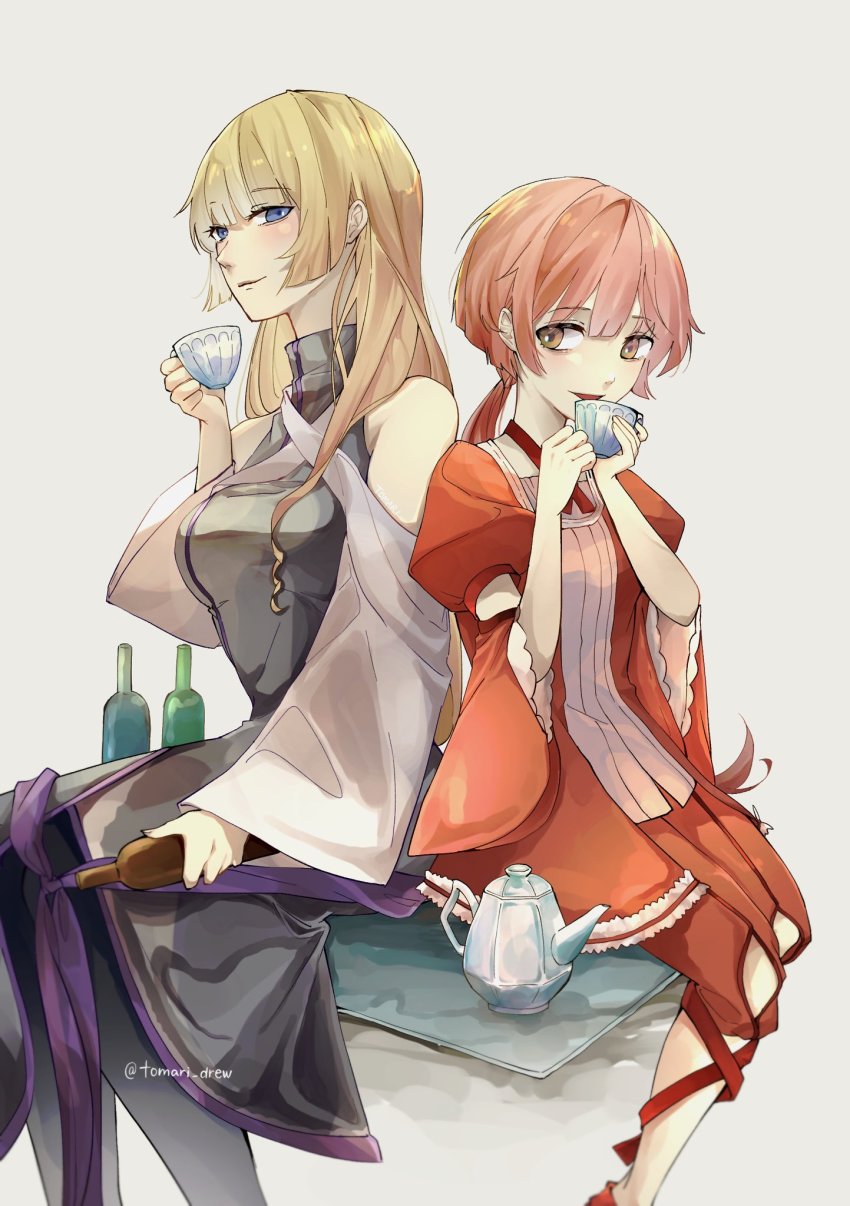 2girls, alternate_hair_color, arm_cutout, back-to-back, bare_shoulders, blonde_hair, blue_eyes, blunt_bangs