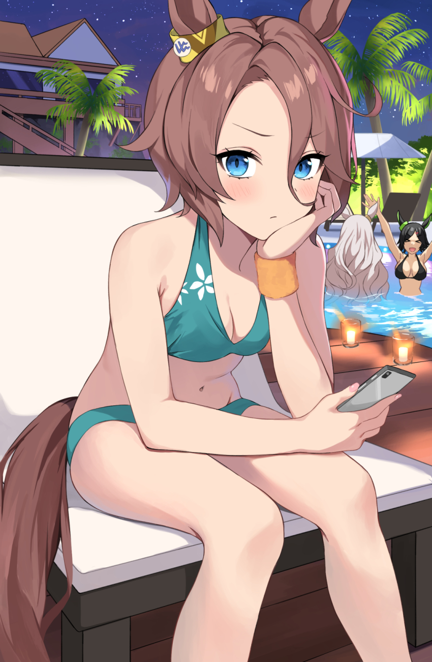 >_<, 3girls, animal_ears, bare_shoulders, bikini, biwa_hayahide_(umamusume), black_hair, blue_eyes, blush, breasts, brown_hair, building, candle, cellphone, chair, cleavage, closed_mouth, fuyutuji, grey_hair, groin, highres, holding, holding_phone, horse_ears, horse_girl, horse_tail, long_hair, looking_at_viewer, lounge_chair, medium_breasts, multiple_girls, narita_taishin_(umamusume), navel, night, outdoors, palm_tree, phone, pool, short_hair, sitting, small_breasts, smartphone, solo_focus, star_(sky), swimsuit, tail, tree, umamusume, water, winning_ticket_(umamusume), wristband