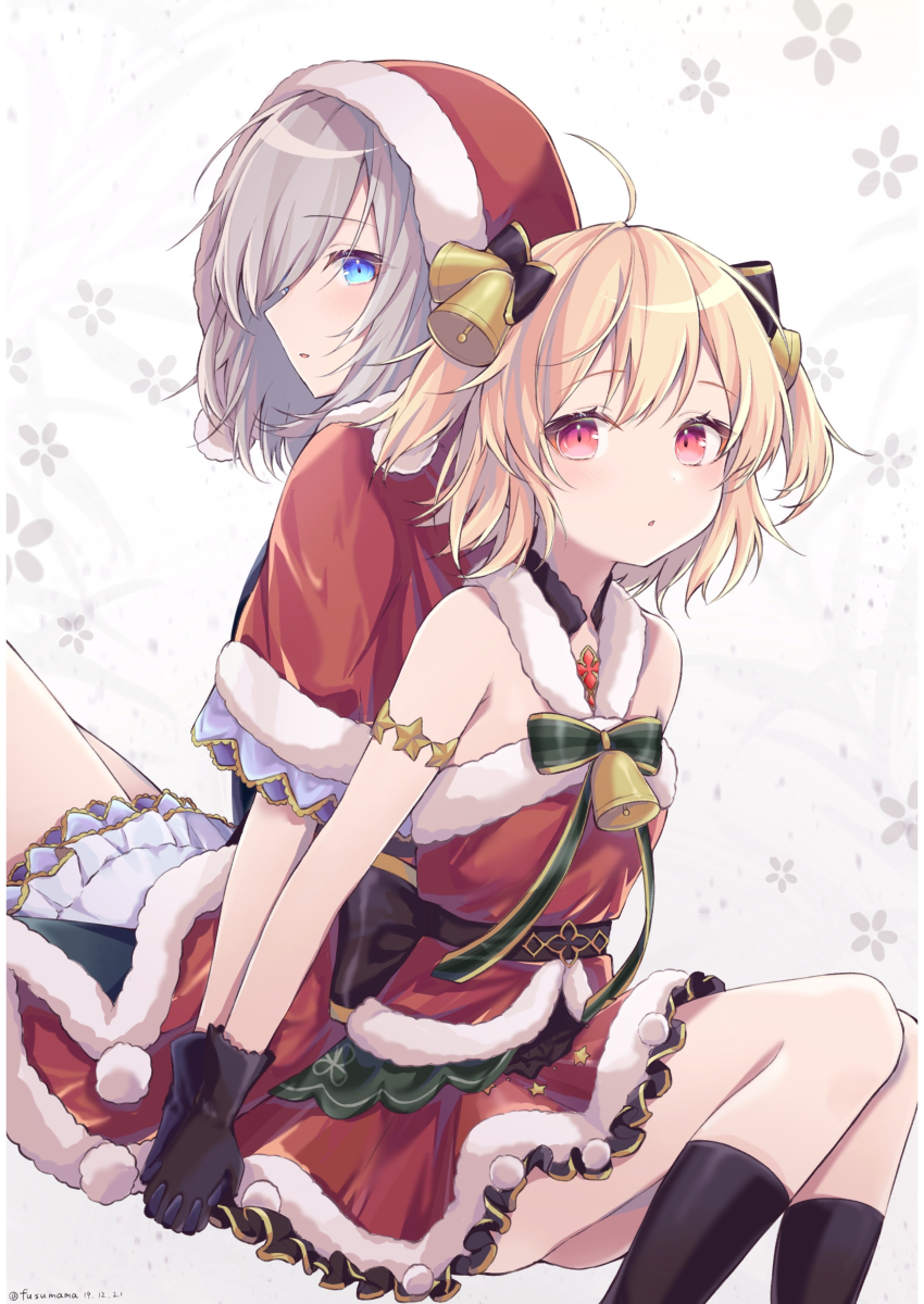 :o, absurdres, ahoge, armlet, arms_at_sides, ayano_rika, ayano_rika_(christmas_ver.), back-to-back, bad_id, bad_pixiv_id, bell, black_gloves, black_socks, blonde_hair, blue_dress, blue_eyes, capelet, christmas, dress, feet_out_of_frame, flower, frilled_dress, frills, fur-trimmed_capelet, fur-trimmed_dress, fur_trim, fusuma_(ramunezake), gem, gloves, green_ribbon, grey_hair, hair_bell, hair_ornament, hair_over_one_eye, halterneck, highres, holding_hands, hood, hood_up, hooded_capelet, isuzu_ren, isuzu_ren_(christmas_ver.), jewelry, long_bangs, looking_at_viewer, magia_record:_mahou_shoujo_madoka_magica_gaiden, mahou_shoujo_madoka_magica, medium_hair, neck_ribbon, one_eye_covered, parted_lips, pom_pom_(clothes), red_capelet, red_dress, red_eyes, red_gem, ribbon, short_dress, short_hair, signature, simple_background, sitting, socks, star_(symbol), swept_bangs, two_side_up, white_background