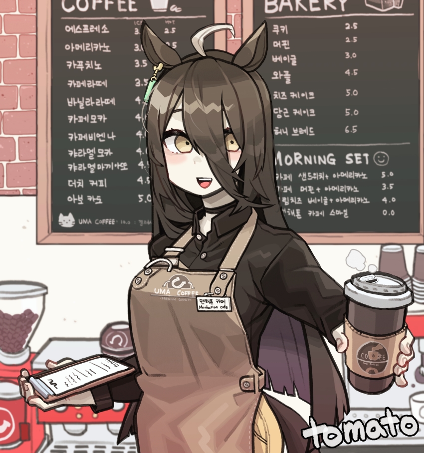 1girl, absurdres, ahoge, alternate_costume, animal_ears, artist_name, black_shirt, blackboard_sign, brick_wall, brown_hair, clipboard, cocomayo29_(tomato), coffee_beans, coffee_grinder, colored_inner_hair, commentary, cup, disposable_coffee_cup, disposable_cup, english_text, hair_between_eyes, highres, holding, holding_clipboard, holding_cup, horse_ears, horse_girl, horse_tail, horseshoe_ornament, korean_commentary, korean_text, light_brown_hair, long_bangs, long_sleeves, looking_at_viewer, manhattan_cafe_(umamusume), multicolored_hair, name_tag, open_mouth, shirt, smile, solo, steam, tail, translation_request, umamusume, upper_body, yellow_eyes