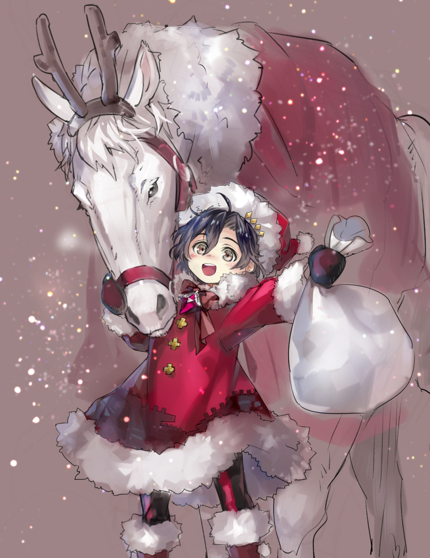1boy, :d, aged_down, antlers, black_gloves, black_hair, black_mittens, black_pants, boots, bow, bowtie, brown_background, brown_bow, brown_bowtie, child, coat, commentary, constantine_xi_(fate), fate/grand_order, fate_(series), feet_out_of_frame, fur-trimmed_boots, fur-trimmed_coat, fur-trimmed_headwear, fur-trimmed_sleeves, fur_trim, gloves, grey_eyes, hair_between_eyes, hat, heki0529, highres, holding, holding_sack, horns, horse, looking_at_viewer, male_focus, mittens, open_mouth, outstretched_arm, pants, red_boots, red_coat, red_hat, reindeer_antlers, sack, santa_costume, santa_hat, short_hair, smile, snowing, solo, standing, teeth, upper_teeth_only, white_horse