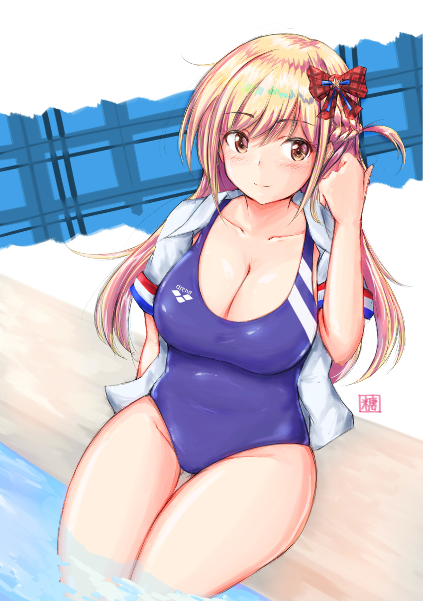 1girl, absurdres, akb49_ren'ai_kinshi_jourei, arena_(company), blonde_hair, blush, bow, breasts, brown_eyes, cleavage, closed_mouth, competition_swimsuit, cosplay, hair_bow, half_updo, highres, kanojo_okarishimasu, large_breasts, mizuhara_chizuru, one-piece_swimsuit, plaid_bow, pool, sitting, smile, solo, swimsuit, tong_shui, urakawa_minori_(cosplay), urayama_minoru
