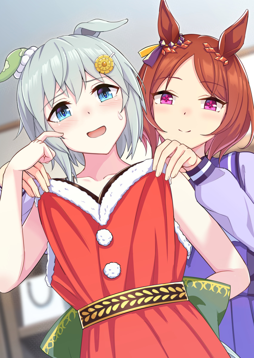 2girls, adjusting_another's_clothes, back_bow, blue_eyes, blue_shirt, blurry, blurry_background, blush