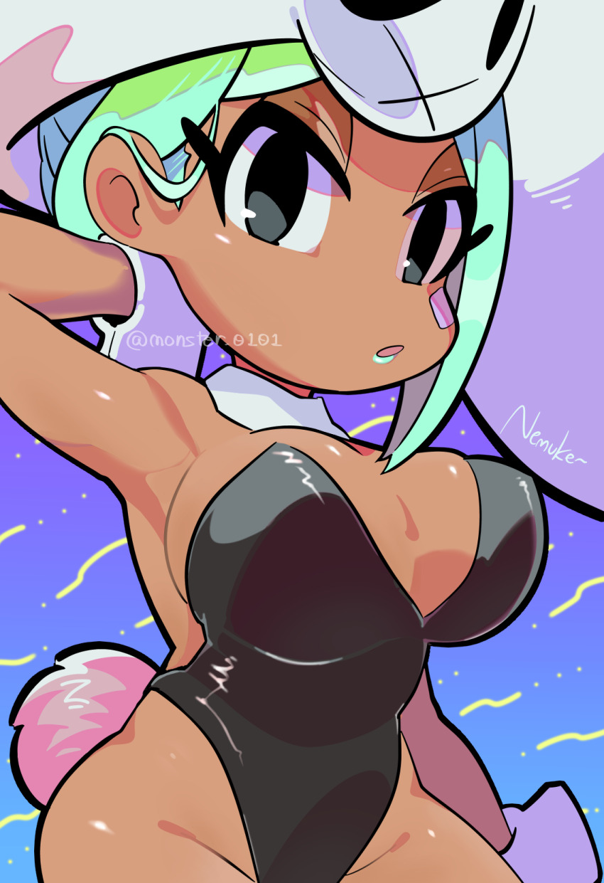 1girl, alternate_costume, arm_behind_head, blue_background, breasts, cerebella_(skullgirls), chibi, cleavage, dark-skinned_female, dark_skin, detached_collar, green_hair, green_lips, hat, highres, large_breasts, leotard, looking_at_viewer, monster_0101, official_alternate_costume, rabbit_tail, skullgirls, solo, vice-versa_(skullgirls), wristband