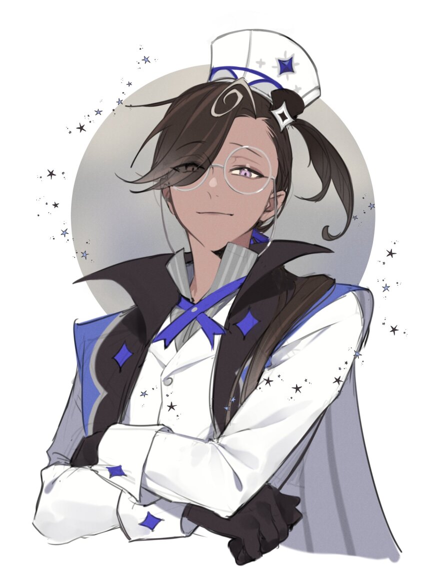 1boy, black_gloves, black_hair, blue_cape, blue_ribbon, byakuya0315, cape, collared_cape, commentary, cookie_run, cookie_run:_kingdom, cropped_torso, cross_tie, crossed_arms, dark-skinned_male, dark_skin, english_commentary, espresso_cookie, espresso_cookie_(classy_ceremonial_suit), eyes_visible_through_hair, eyewear_strap, glasses, gloves, grey_background, grey_hair, grey_shirt, hair_over_one_eye, hair_ribbon, hat, hat_feather, highres, jacket, looking_at_viewer, low_ponytail, male_focus, multicolored_hair, official_alternate_costume, ponytail, popped_collar, purple_eyes, ribbon, round_eyewear, shirt, sleeve_cuffs, smile, solo, star_(symbol), streaked_hair, white_background, white_hat, white_jacket