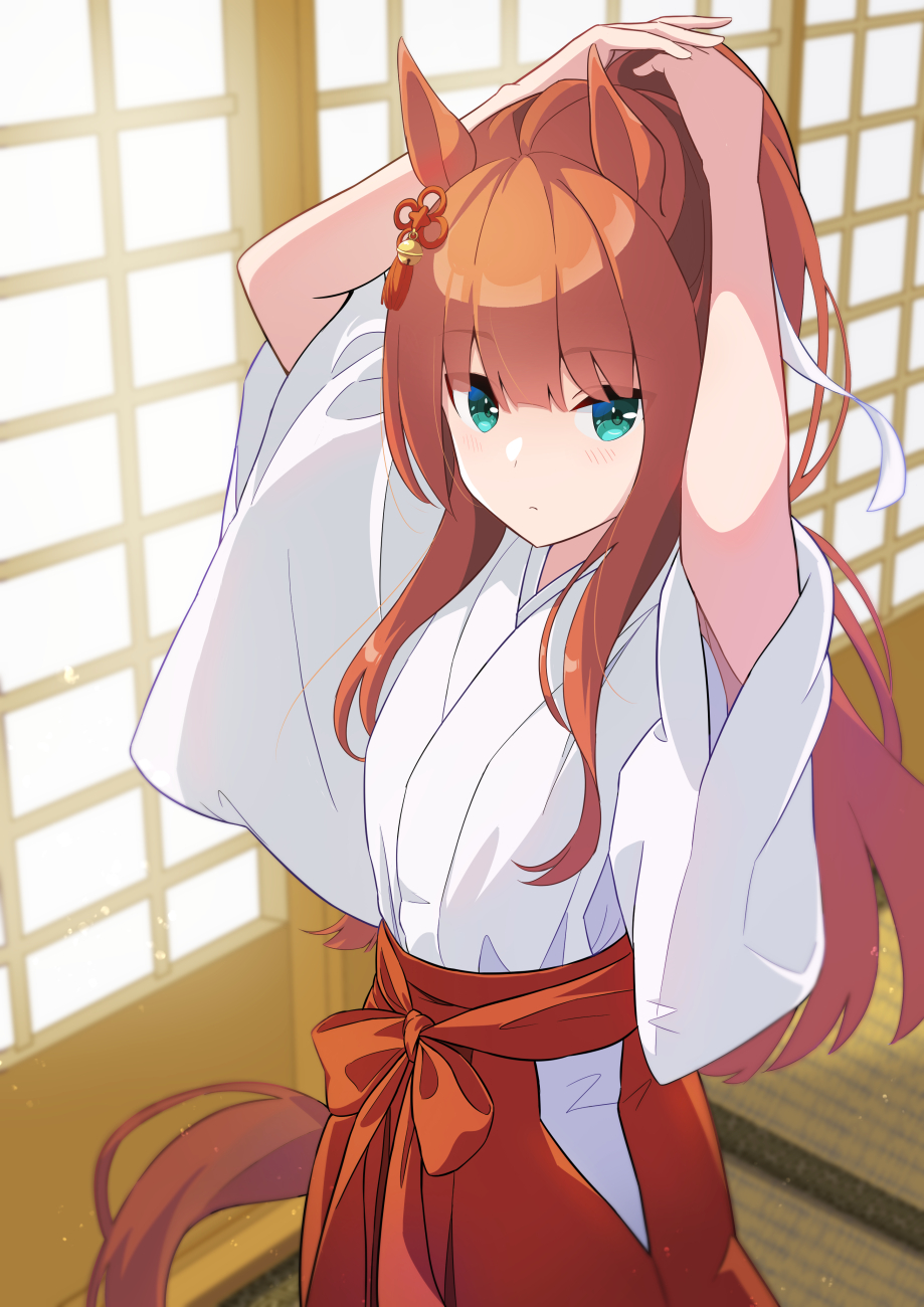 1girl, alternate_costume, animal_ears, arms_up, blush, closed_mouth, clothing_cutout, cowboy_shot, green_eyes, hair_ornament, hakama, highres, hip_vent, horse_ears, horse_girl, horse_tail, indoors, japanese_clothes, kimono, long_hair, long_sleeves, looking_at_viewer, miko, ponytail, shiromaru_illust, shouji, silence_suzuka_(umamusume), sliding_doors, solo, standing, tail, tatami, tying_hair, umamusume, white_kimono, wide_sleeves