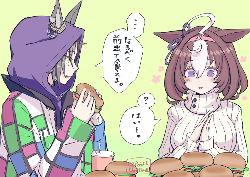 :3, ahoge, air_shakur_(casual)_(umamusume), air_shakur_(umamusume), animal_ears, black_hair, blonde_hair, blush, breasts, brown_hair, burger, coat, cup, disposable_cup, food, green_background, hairband, hands_up, hi_(ibisf5umauma), holding, holding_food, hood, hood_up, hoodie, horse_ears, large_breasts, long_sleeves, meisho_doto_(umamusume), multicolored_hair, open_mouth, own_hands_together, purple_eyes, purple_hoodie, sharp_teeth, simple_background, speech_bubble, sweater, teeth, translation_request, twitter_username, two-tone_hair, umamusume, upper_body, white_sweater