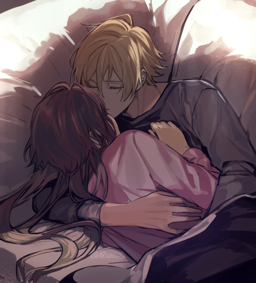 1boy, 1girl, bed, black_shirt, blonde_hair, brown_hair, cezaria, closed_eyes, collar_x_malice, hetero, highres, hoshino_ichika_(collar_x_malice), kiss, long_hair, long_sleeves, lying, mole, mole_under_eye, on_side, pink_shirt, saeki_yuzuru, shirt, short_hair, under_covers