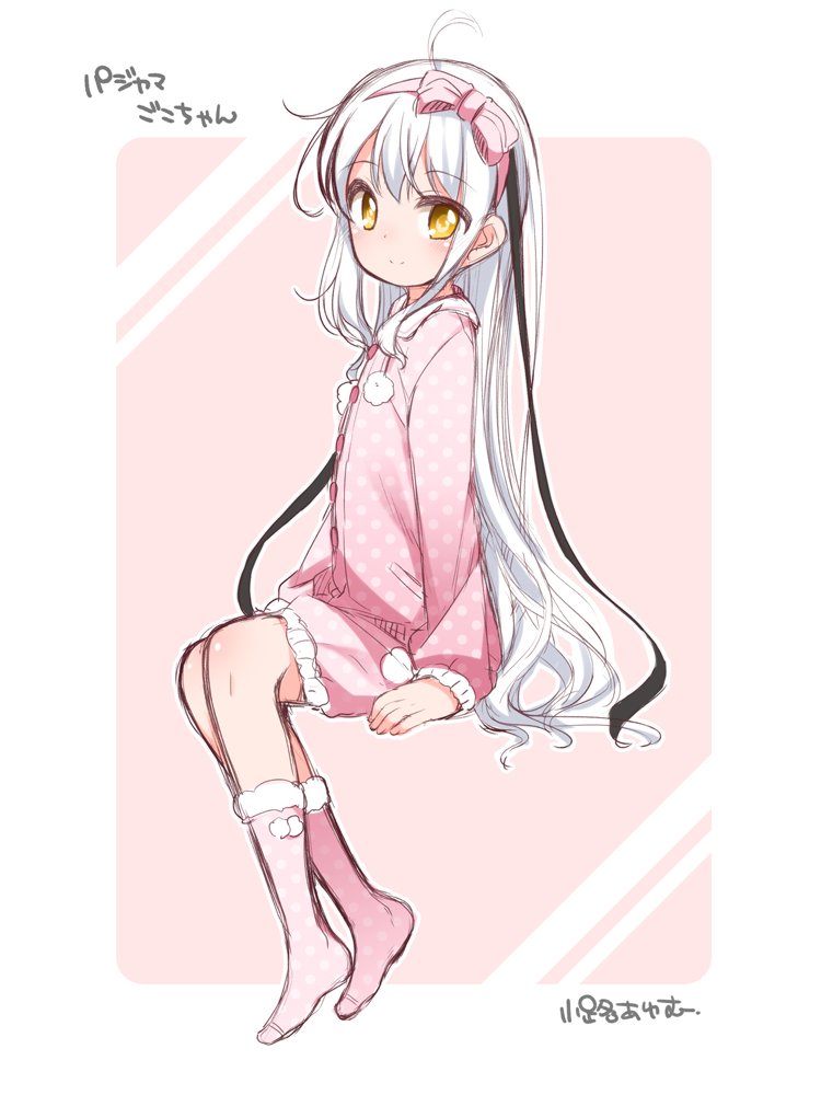 1girl, ahoge, alternate_hairstyle, arm_support, bow_hairband, closed_mouth, from_side, gokotai_yoshimitsu, hairband, long_hair, multicolored_hair, one-hour_drawing_challenge, pajamas, pink_pajamas, pink_socks, polka_dot, shouji_ayumu, sketch, smile, socks, tenka_hyakken, two-tone_hair, very_long_hair, yellow_eyes