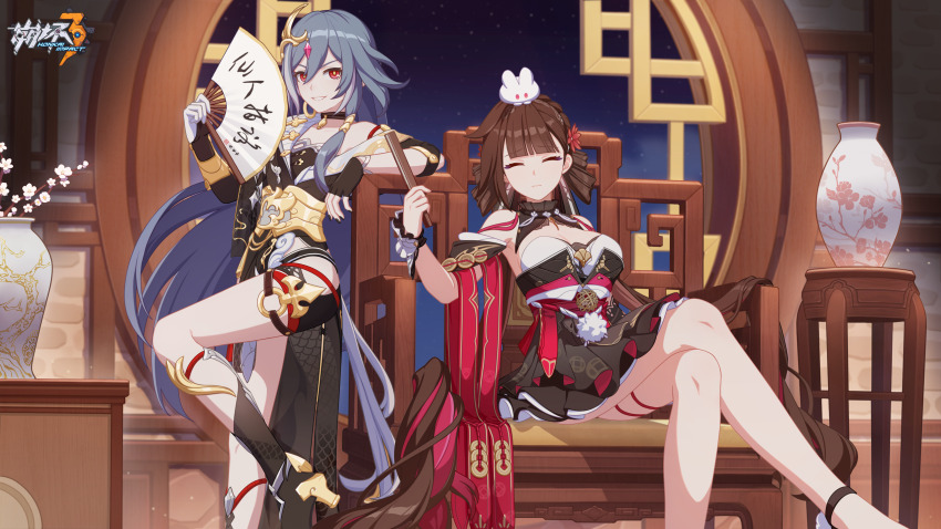 2girls, brown_hair, chinese_clothes, closed_eyes, evil_smile, fingerless_gloves, gloves, grey_hair