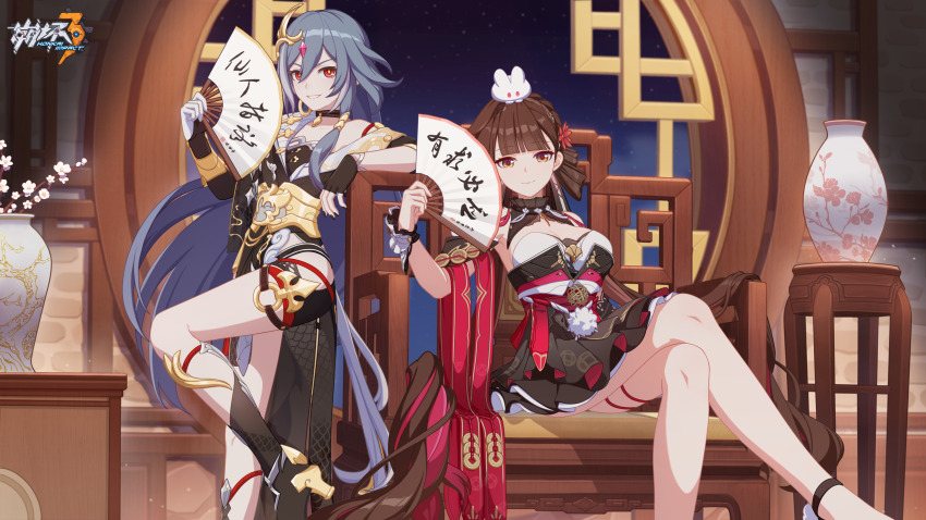 2girls, brown_hair, chinese_clothes, evil_smile, fingerless_gloves, folding_fan, gloves, grey_hair