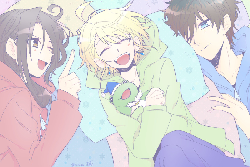 3boys, beit_(idolmaster), blonde_hair, blue_background, blue_eyes, brown_eyes, brown_hair, highres, idolmaster, idolmaster_side-m, kaerre, long_hair, low_ponytail, male_focus, mole, mole_under_eye, morito-kawa, multiple_boys, pierre_bichelberger, ponytail, short_hair, stuffed_animal, stuffed_frog, stuffed_toy, takajo_kyoji, watanabe_minori