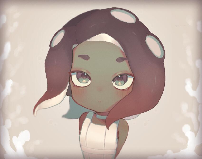 1girl, bare_shoulders, blush, breasts, brown_background, brown_hair, choker, closed_mouth, dark-skinned_female, dark_skin, expressionless, female_focus, forehead, green_eyes, highres, looking_at_viewer, medium_hair, muted_color, narvi, nintendo, octoling, octoling_girl, octoling_player_character, shirt, simple_background, sleeveless, sleeveless_shirt, small_breasts, solo, splatoon_(series), splatoon_3, suction_cups, tentacle_hair, tentacles, upper_body, white_choker, white_shirt