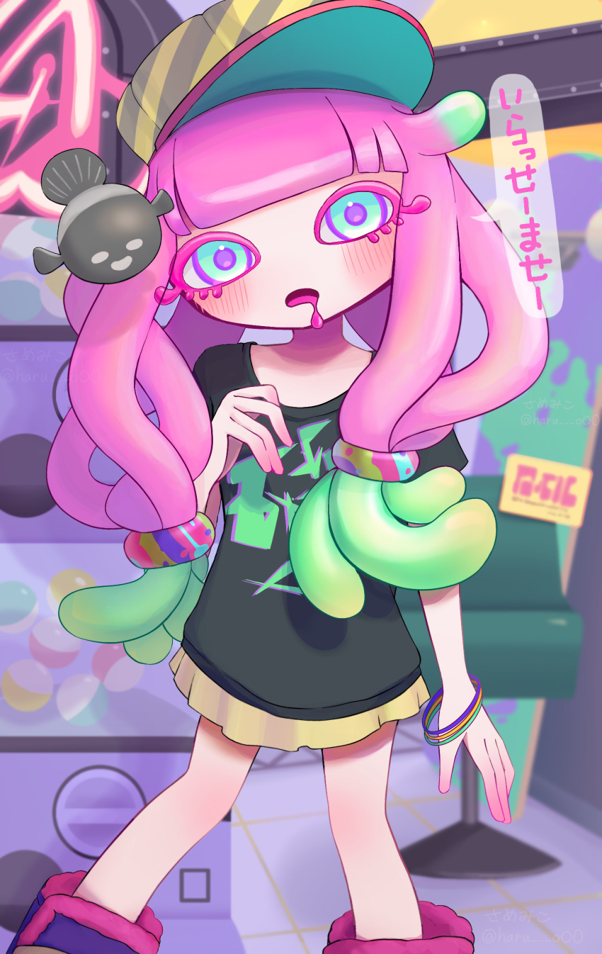 1girl, bangle, black_shirt, blunt_bangs, blush, bracelet, capsule, chair, clownfish, colored_eyelashes, commentary_request, drooling, eyelashes, feet_out_of_frame, fish, gashapon, green_eyes, green_hair, hair_ornament, hand_up, harmony's_clownfish_(splatoon), harmony_(splatoon), hat, head_tilt, highres, jewelry, long_hair, looking_at_viewer, miniskirt, multicolored_hair, nintendo, open_mouth, pink_hair, pleated_skirt, print_shirt, rain_candy_556, shirt, short_sleeves, skirt, solo, speech_bubble, splatoon_(series), splatoon_3, standing, striped_clothes, striped_headwear, swivel_chair, t-shirt, tentacle_hair, tilted_headwear, translation_request, yellow_hat, yellow_skirt