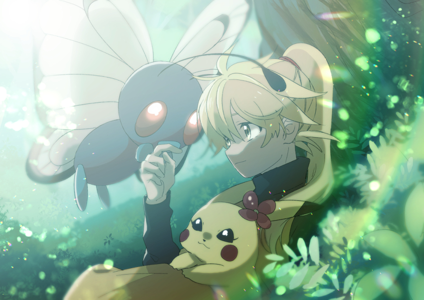 1girl, black_shirt, blonde_hair, blurry, butterfree, closed_mouth, commentary_request, day