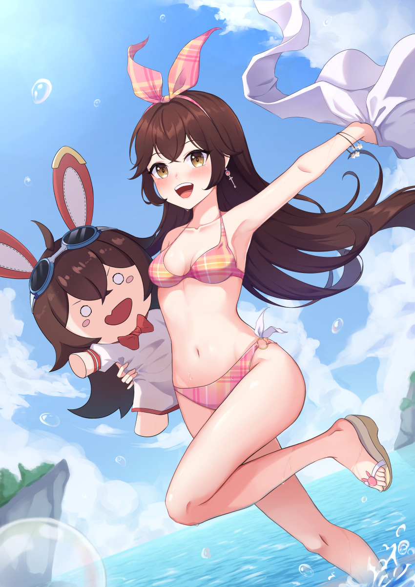 1girl, absurdres, amber_(genshin_impact), bikini, blue_sky, breasts, brown_eyes, brown_hair, character_doll, cloud, commentary_request, day, doll, genshin_impact, hair_between_eyes, hair_ribbon, highres, jihi, korean_commentary, long_hair, looking_at_viewer, open_mouth, outdoors, pink_bikini, pink_ribbon, plaid_bikini, plaid_clothes, plaid_ribbon, ribbon, sandals, sky, small_breasts, smile, solo, swimsuit, towel, wading