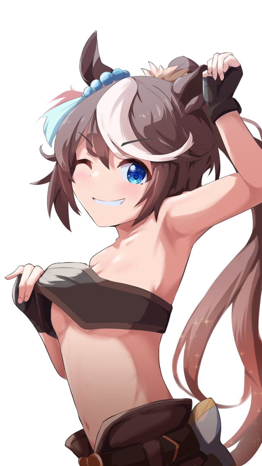 1girl, animal_ears, arm_up, bandeau, bare_shoulders, belt, black_gloves, blue_eyes, breasts, brown_hair, crop_top, fingerless_gloves, gloves, grin, highres, horse_ears, long_hair, looking_at_viewer, midriff, multicolored_hair, navel, one_eye_closed, ponytail, sanami_(sanami_t_38), simple_background, small_breasts, smile, solo, streaked_hair, tokai_teio_(beyond_the_horizon)_(umamusume), tokai_teio_(umamusume), umamusume, upper_body, v-shaped_eyebrows, white_background