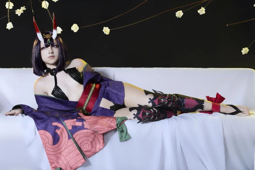 1girl, barefoot, cosplay, fate/grand_order, fate_(series), female_focus, hiroto_nyaa, horns